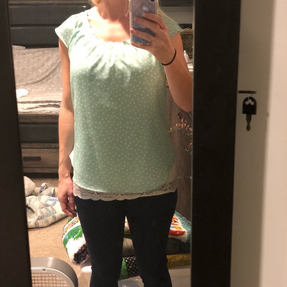 Light Polk a dot shirt with pleats, tie back - Picture 3 of 5